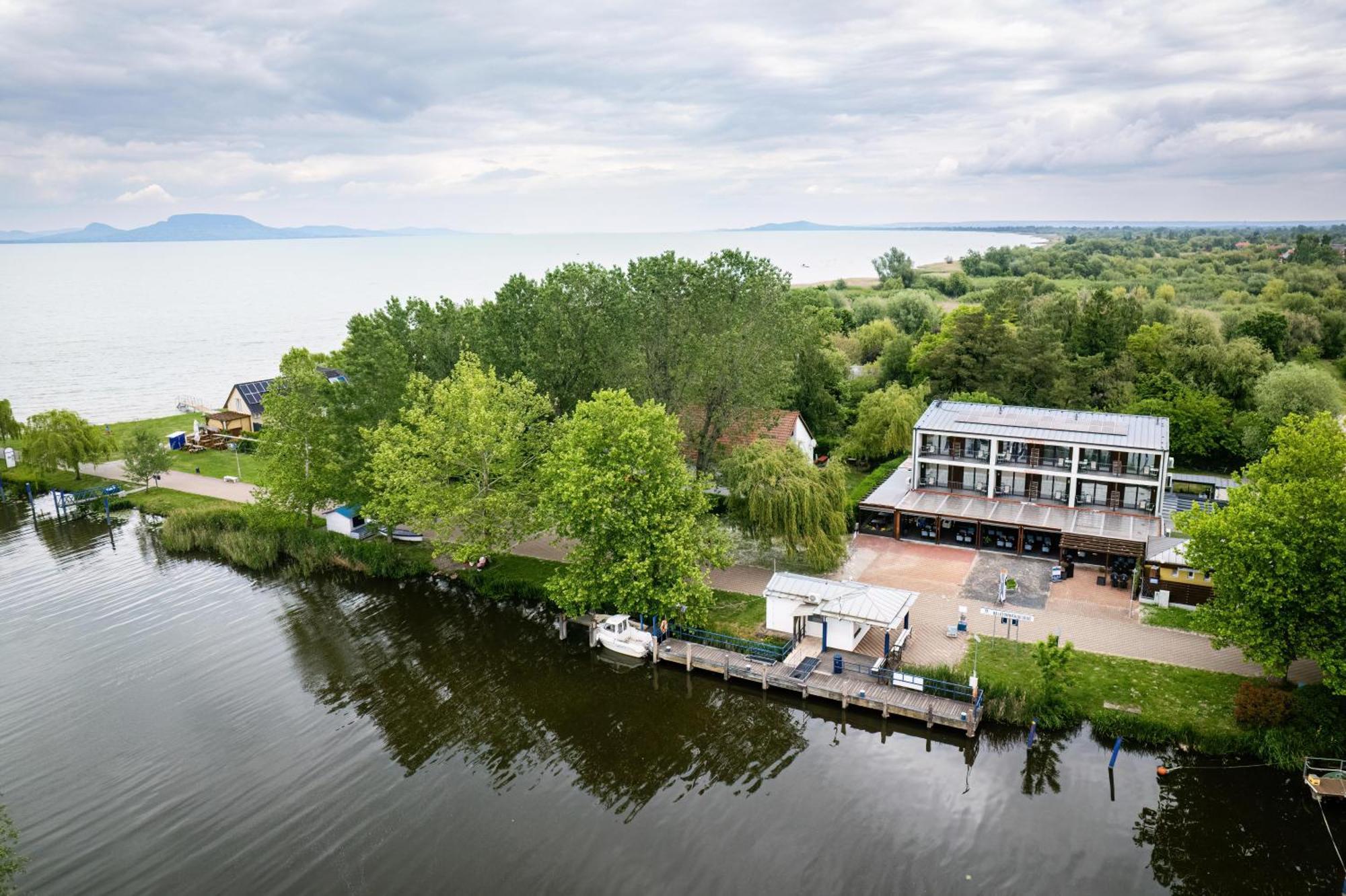 Port Etterem&Panzio Balatonmariafurdo Exterior foto